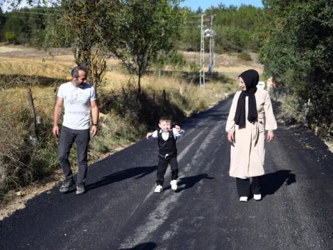 Köy yolu yürüme güçlüğü çeken Kürşat için asfaltlandı - fotoğraf 2