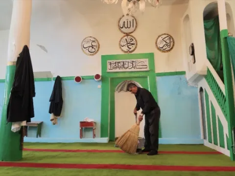 Terk edilen köyündeki camiye 23 yıldır gönüllü olarak gözü gibi bakıyor - fotoğraf 1