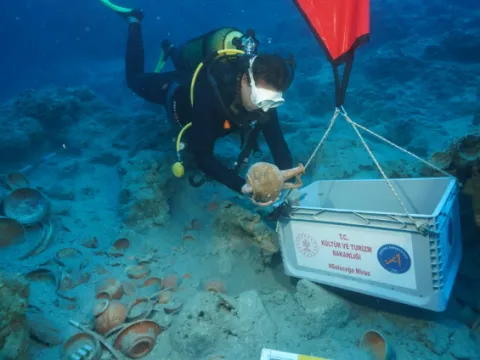 Akdeniz'in derinliklerinden 2 bin 100 yıllık sofra takımı çıkarıldı - fotoğraf 1