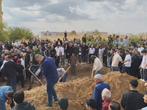 4'ü çocuk 6 kişi yan yana toprağa verildi! Cenazede yürek yakan anlar: Aileleri gözyaşlarına boğuldu - fotoğraf 3