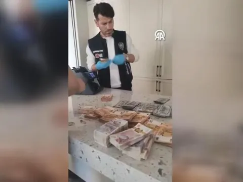 Külçe külçe altın, deste deste para... Mersin'de yolsuzluk soruşturması şüphelisinin evinden servet çıktı - fotoğraf 1