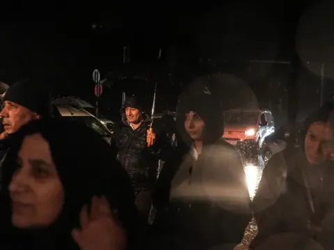Sağanak vurunca seferler durmuştu. İstanbul'da bazı tramvay ve metrolar yeniden çalışmaya başladı - fotoğraf 1