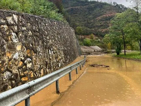 Sakarya'da heyelan: Yol kapandı - fotoğraf 1
