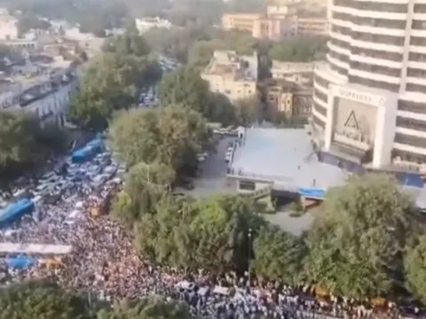 Kendine 'hamam böceği' diyen gençler koca ülkeyi kökünden sarstı - fotoğraf 3