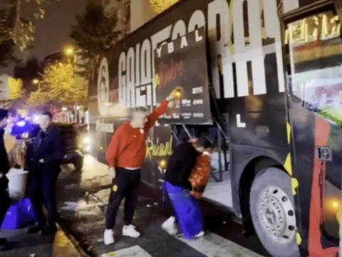 Galatasaray'ın takım otobüsünde şaşırtan görüntü - fotoğraf 1