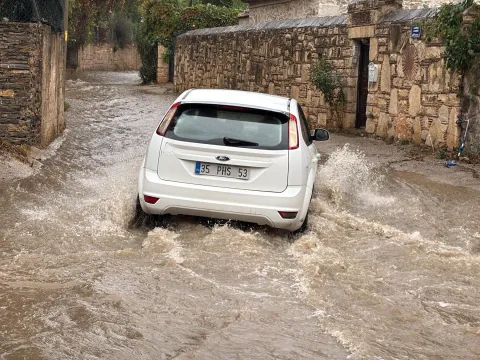 Görüntüler Türkiye'nin turizm başkentinden! Yollar trafiğe kapandı, iş yerlerini su bastı - fotoğraf 3