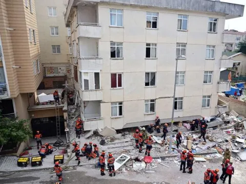 Kat kat gelen felaket! 3 katlı iş merkezi 7 katlı apartman oldu - fotoğraf 2