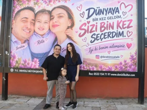 Eşine ve kızına olan sevgisini kentin billboardlarına taşıdı: Dünyaya bir kez gelsem sizi bin kez seçerdim - fotoğraf 5