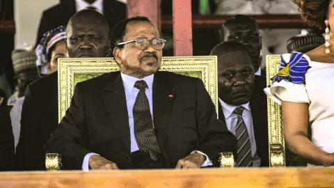 10 haftadır ortada yoktu, "Öldü" diyenler bile vardı. Kamerun'un yaşlı lideri ülkesine döndü