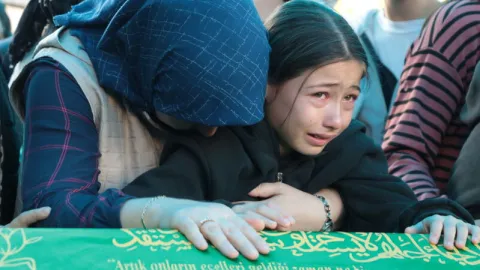 10 yaşındaki Elif defalarca tabutu öptü