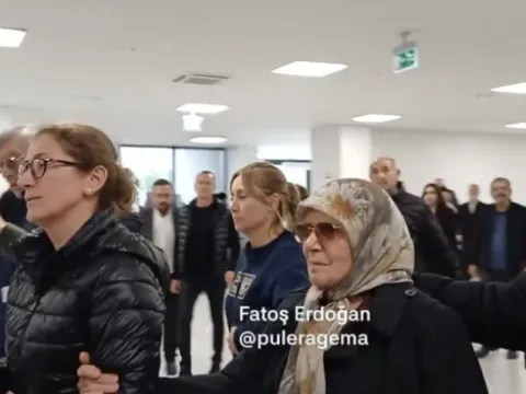 İmamoğlu'nun savunmasını beklerken, babasının gözyaşlarını tutamadığı anlar... - fotoğraf 2
