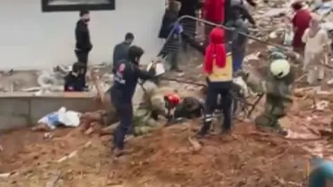 13 yaşındaki çocuk ve annesi çamura saplandı: Ekipler seferber oldu