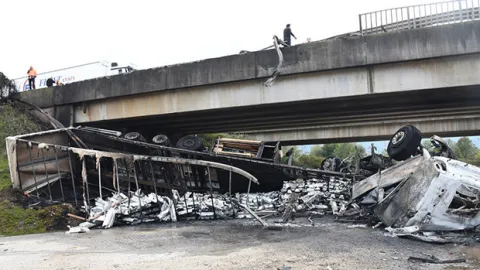 15 metreden düşen tır küle döndü: Sürücü ölümden son anda kurtuldu