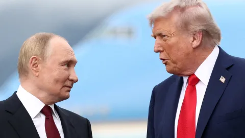 1,5 saat sürdü, ikisi de telefonu kapatmak istemedi. Putin ve Trump ne konuştu?