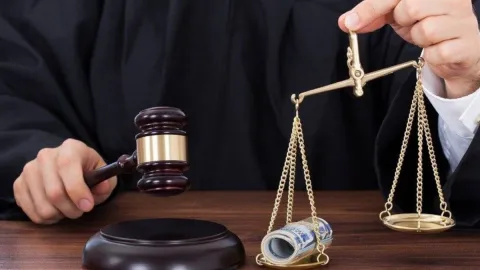 15 yaşındaki kız çalıştığı yeri tazminata boğdu