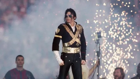 17 yıl önce ölen Michael Jackson yaşayan yıldızlara fark attı