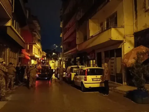 Annesini bıçakla rehin aldı! Polis operasyon düzenledi - fotoğraf 3