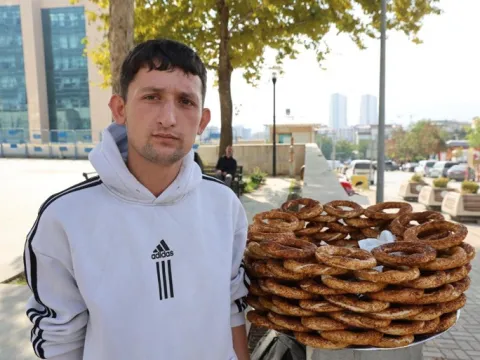 Tezgahını bırakacak kimse bulamadı: 'Simit 20 TL' yazıp, KPSS'ye girdi! 'Elazığ halkını biliyorum' - fotoğraf 3