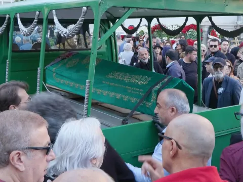 Türk tiyatrosunun usta ismi Necla Uygur son yolculuğuna uğurlandı - fotoğraf 4