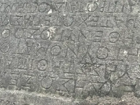 Sakarya'da yol çalışmasında antik yazıtlı taş blok bulundu - fotoğraf 1