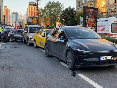 İstanbul'da dehşet anları: 5 aracın karıştığı zincirleme kaza kamerada - fotoğraf 1