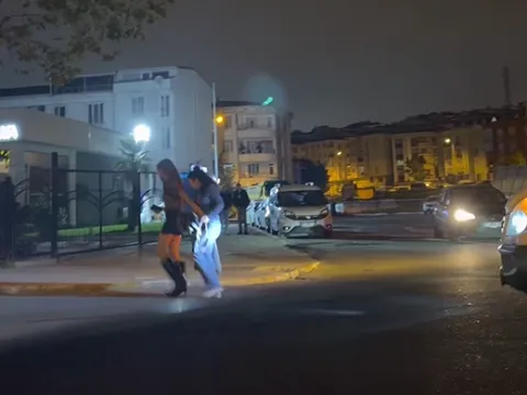İstanbul'da erkeklerin şaşkınlıkla izlediği kadın kavgası: "Bu kick boksçudur hee" - fotoğraf 5