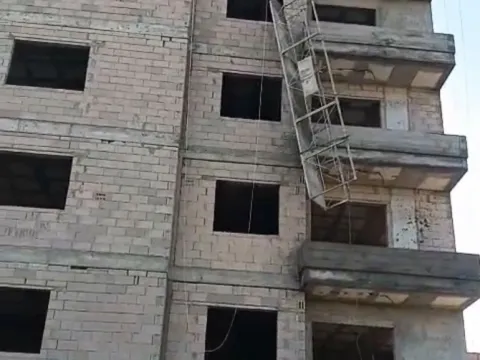 Mersin’de inşaat işçisi iki kardeş metrelerce yükseklikten düştü: 1 ölü, 1 yaralı - fotoğraf 4