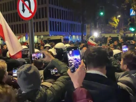 Avrupa'da bir ülke daha karıştı! Cumhurbaşkanı uçağını geri çevirdi - fotoğraf 1