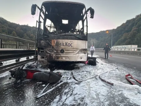 Yolcu otobüsü otoyolda alev alev yandı: Şoförün dikkati faciayı önledi - fotoğraf 3