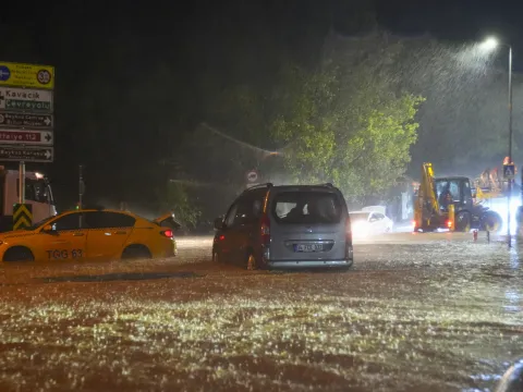 Megakent İstanbul'u sağanak vurdu! Yollar taştı su baskınları oldu! Yıllardır böyle bir yağmur görülmedi - fotoğraf 1