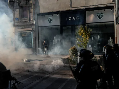 Fransa'da kriz büyüyor: Yüz binler sokağa indi, liseler tatil edildi! - fotoğraf 5