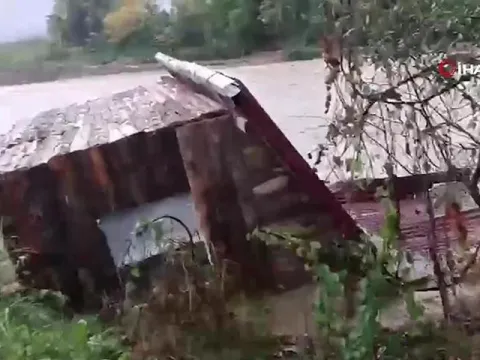Sakarya'da biri prefabrik biri de ahşap ev, sel sularına kapıldı - fotoğraf 3