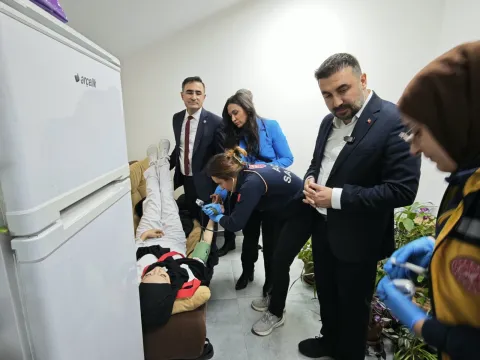 Törende fenalaşan öğrenciye doktor milletvekili ve il başkanı müdahale etti - fotoğraf 4