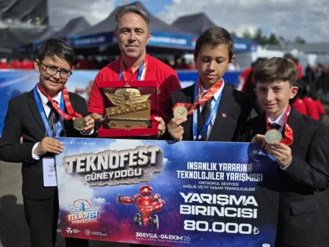 Çorumlu öğrenciler ödülünü Cumhurbaşkanı Erdoğan'ın elinden aldı - fotoğraf 1