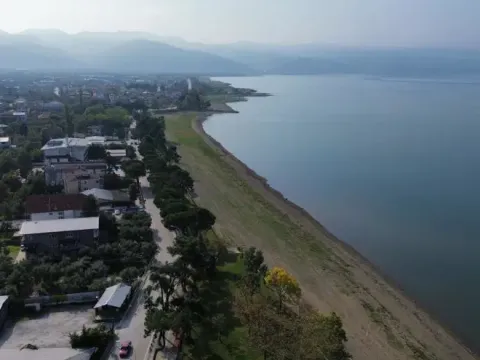 Kuvvetli yağışlar bile çare olmadı. İznik Gölü çekilmeye devam ediyor - fotoğraf 1