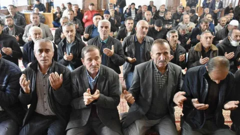 20 günlük nöbet çare olmadı: Camide toplanıp hasat duası yaptılar