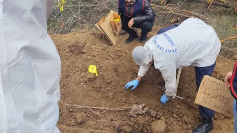 20 yıl önce öldürülen adamın kemikleri bulundu: Aile üyeleri itiraf etti, 2 oğlu tutuklandı