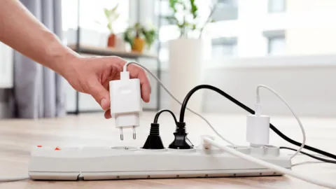 22 yıllık elektrik ustası açıkladı: Bu iki aleti aynı uzatma kablosuna takmak yangın çıkartıyor