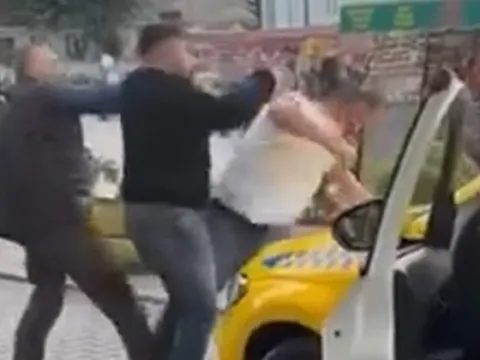 İstanbul’da taksicilerin yolcu kavgası: tekme ve yumruklar havada uçuştu - fotoğraf 3