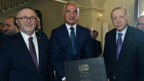 23 yılda tamamlandı | Eşsiz eser, Bakan Ersoy tarafından Cumhurbaşkanı Erdoğan'a takdim edildi