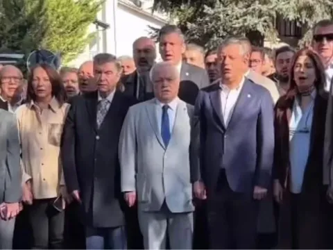 İstiklal Marşı sırasında çığlık attı, Özgür Özel şaşkınlığını gizleyemedi - fotoğraf 1