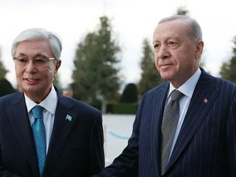 Ankara'da Türk dünyası diplomasisi! Erdoğan, Tokayev'i 21 pare top atışıyla karşıladı - fotoğraf 1
