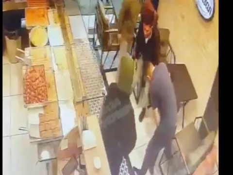 Kuyumcudan soygun anında alkışlık oyun! - fotoğraf 4