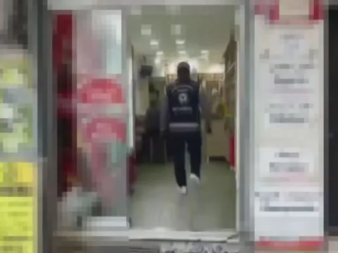 Fatih’te göçmen kaçakçılığı ve resmi belgede sahtecilik operasyonu: 2 tutuklama - fotoğraf 3