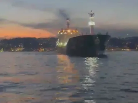 Tanker kıyıya sürüklendi, İstanbul Boğazı'nda gemi trafiği askıya alındı - fotoğraf 2