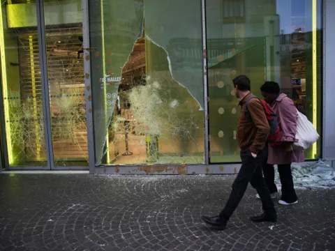 Fransa'da kısmi sokağa çıkma yasağı ilan edildi - fotoğraf 5