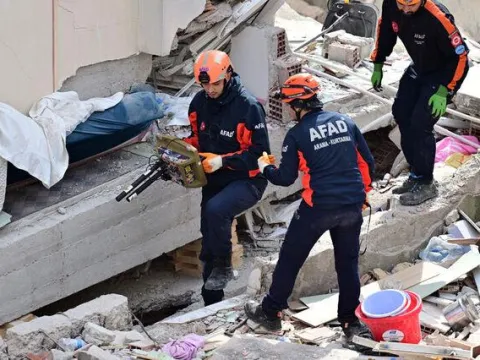 Kat kat gelen felaket! 3 katlı iş merkezi 7 katlı apartman oldu - fotoğraf 4