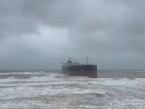 Sarıyer açıklarında sürüklenen gemi karaya oturdu - fotoğraf 3