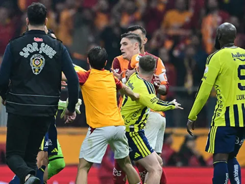 Galatasaray-Fenerbahçe derbisinin ardından büyük kavga: Futbolcular birbirlerine girdi! Polisler sahaya indi - fotoğraf 4
