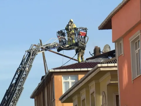 Ataşehir’de dört katlı binanın çatısı yandı, bina tahliye edildi - fotoğraf 3